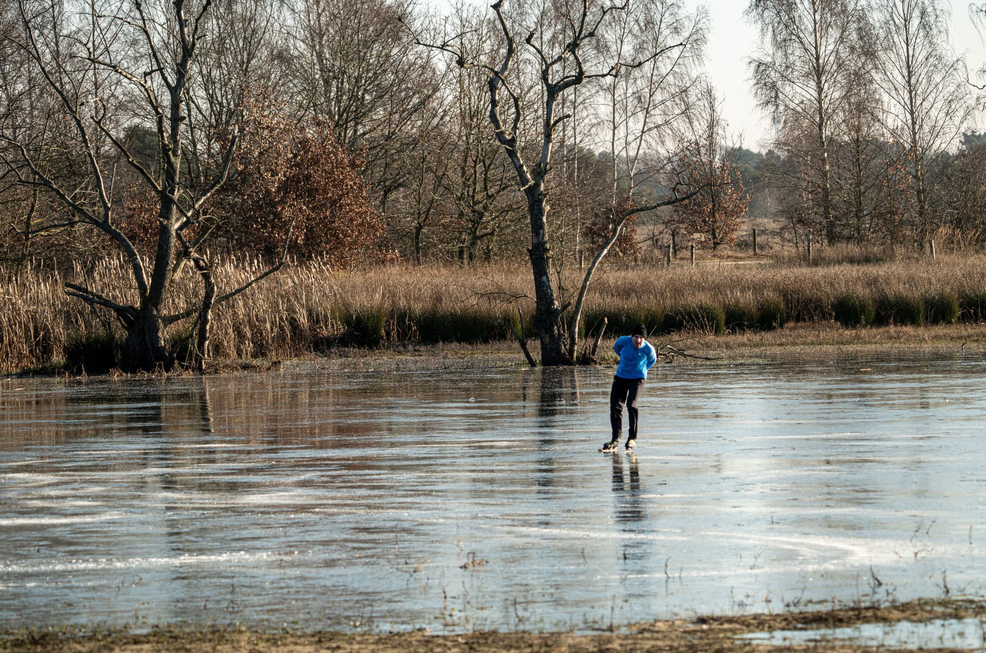 Schaatser op natuurijs