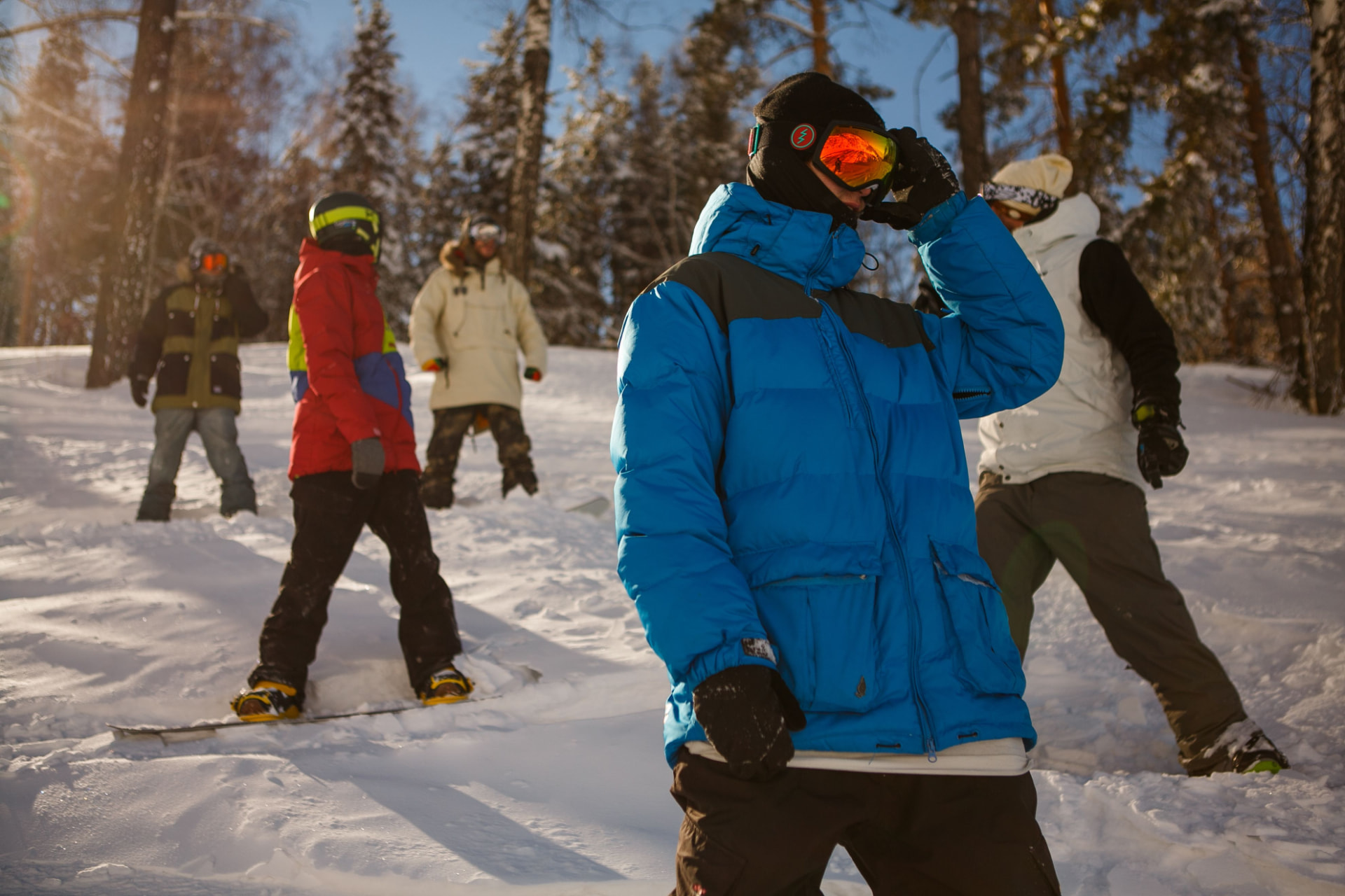 Snowboarders met helmen en warme kleding op de piste