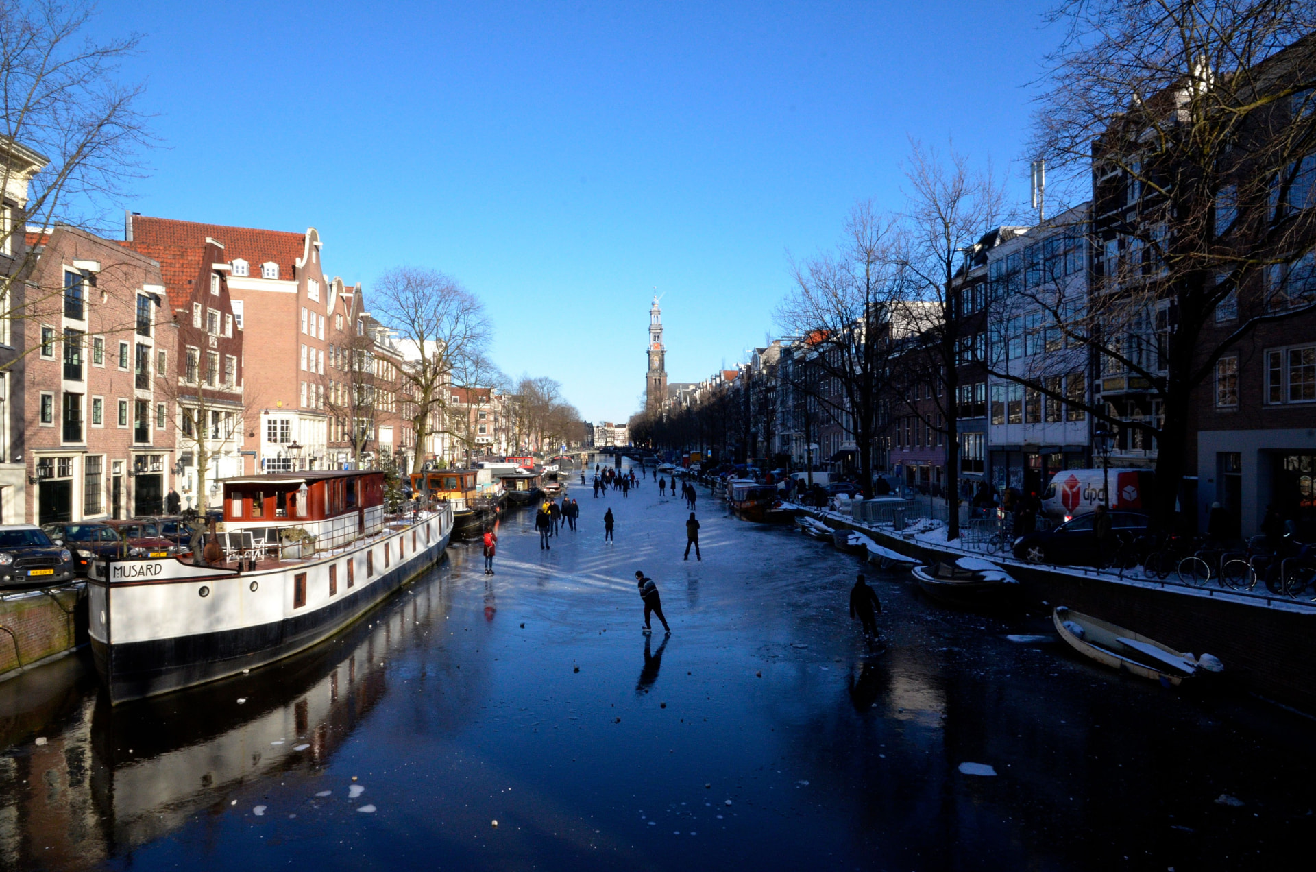 Schaatsers op een bevroren Amsterdamse gracht