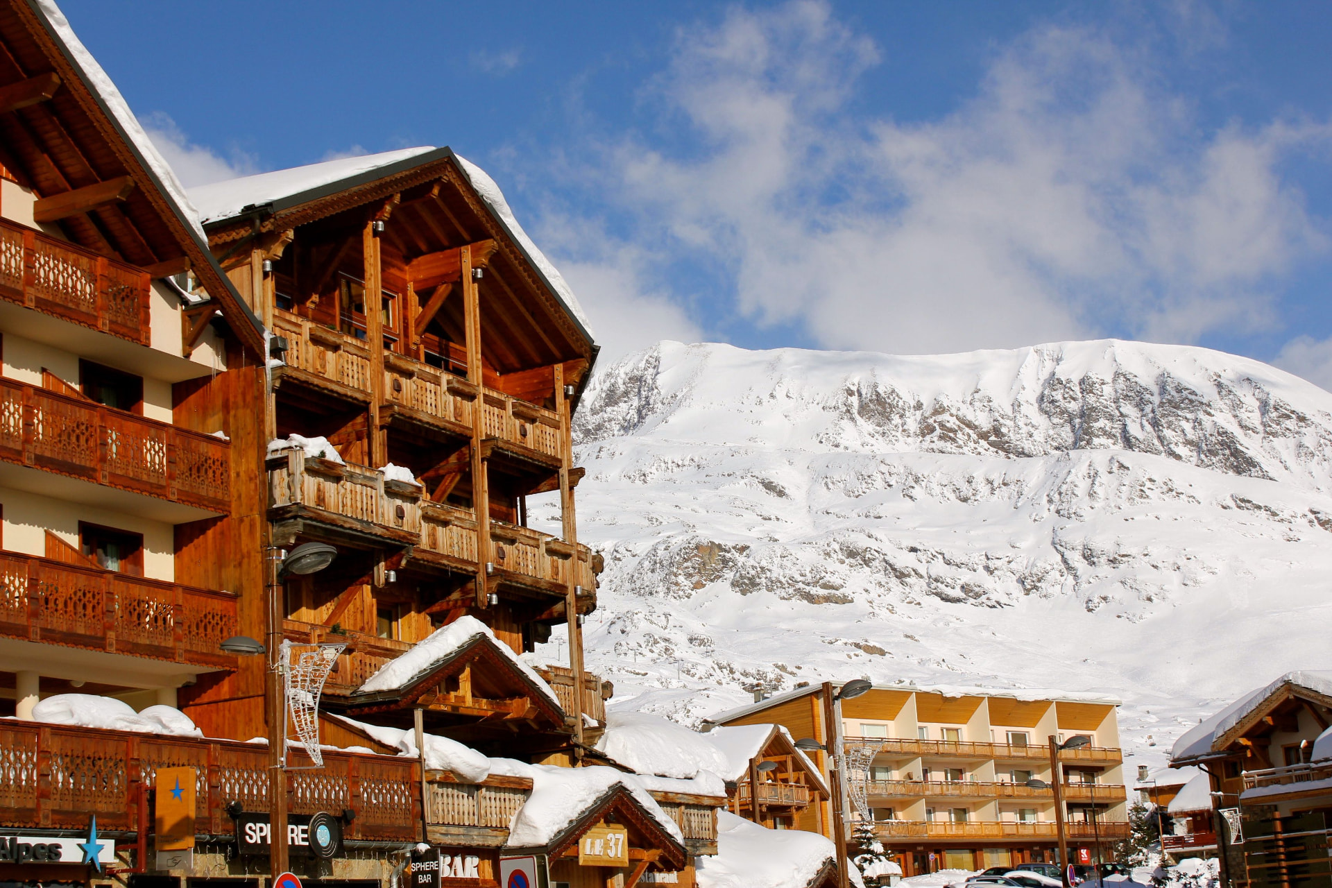 Wintersporthotel aan de voet van een besneeuwde berg